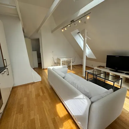 Koselig Loftsleilighet Sentralt I דירה *